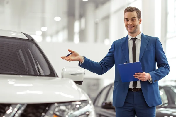 Geschäftsmann auf Autoshow — Stockfoto