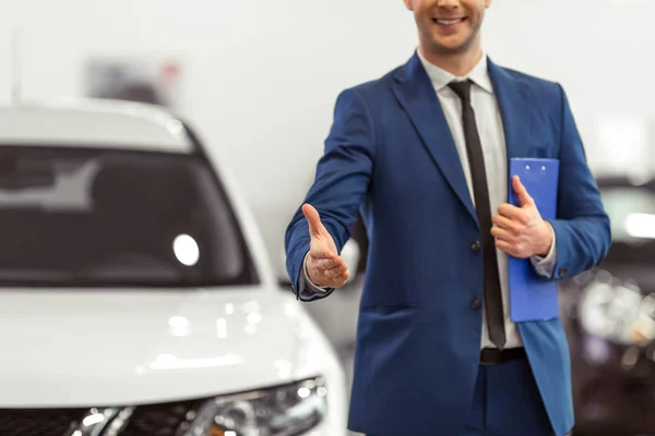 Homme d'affaires au salon de l'automobile — Photo