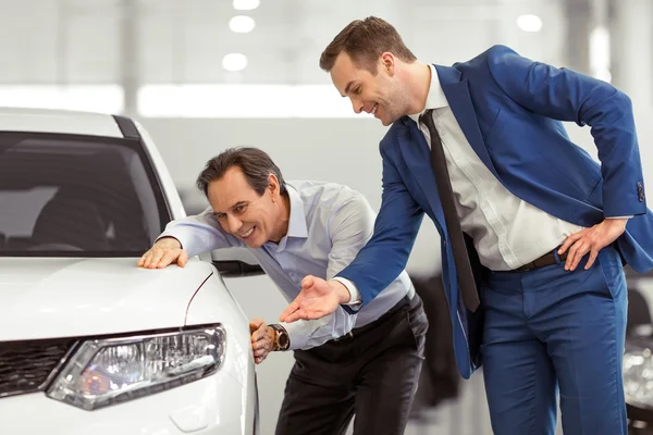 Les gens au salon automobile — Photo