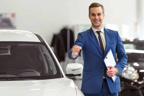 Homme d'affaires au salon de l'automobile — Photo