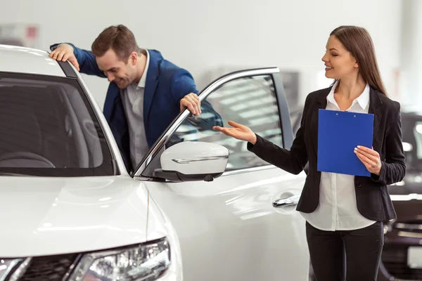 People in motor show — Stock Photo, Image