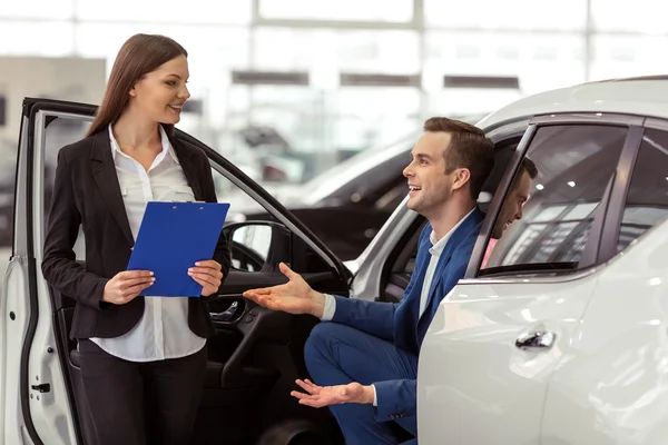 Les gens au salon automobile — Photo