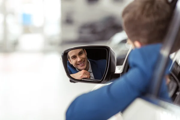 Hombre en coche — Foto de Stock