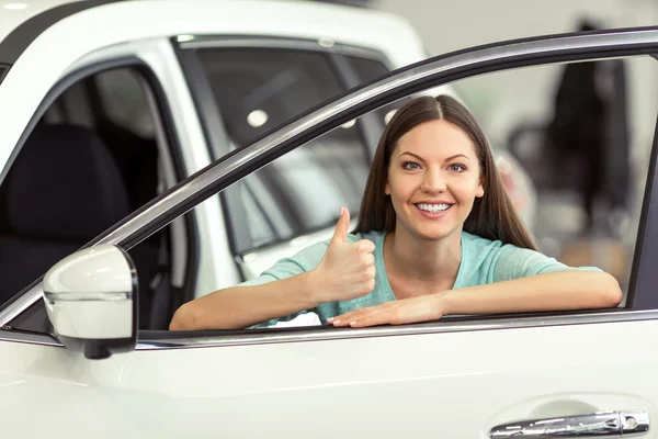 Mujer en espectáculo de motor —  Fotos de Stock