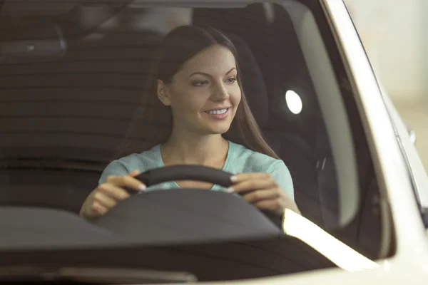 Mujer en espectáculo de motor —  Fotos de Stock