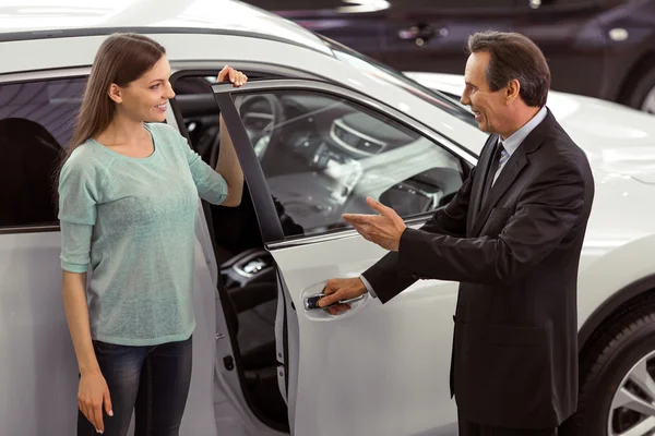 Les gens au salon automobile — Photo