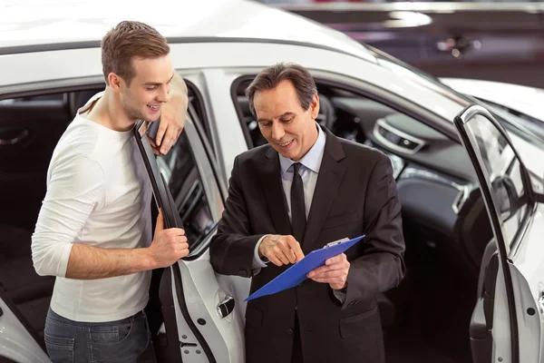 Menschen auf der Motorshow — Stockfoto