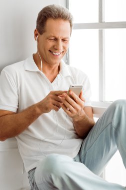 Orta yaşlı adam ile becerikli alet