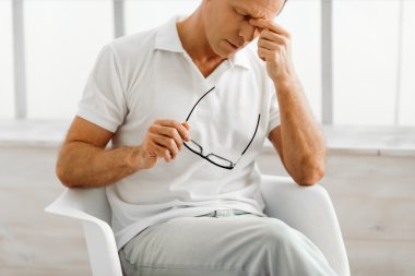 yakışıklı orta yaşlı adam