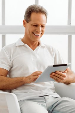 Orta yaşlı adam ile becerikli alet