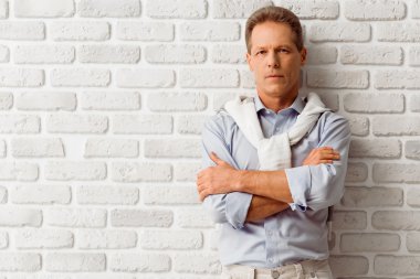 yakışıklı orta yaşlı adam