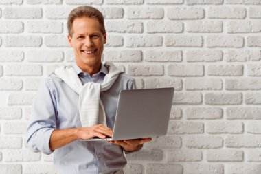 Orta yaşlı adam ile becerikli alet