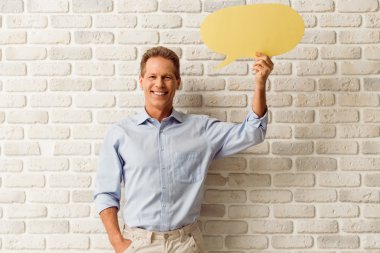 Konuşma baloncukları olan adam