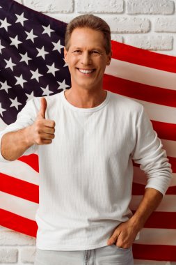 yakışıklı orta yaşlı adam