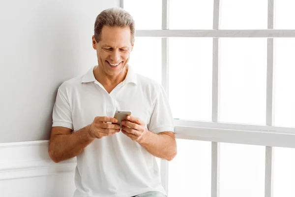 Middle aged man with gadget — Stock Photo, Image