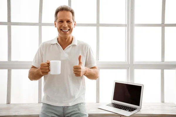 Midden leeftijd man met gadget — Stockfoto