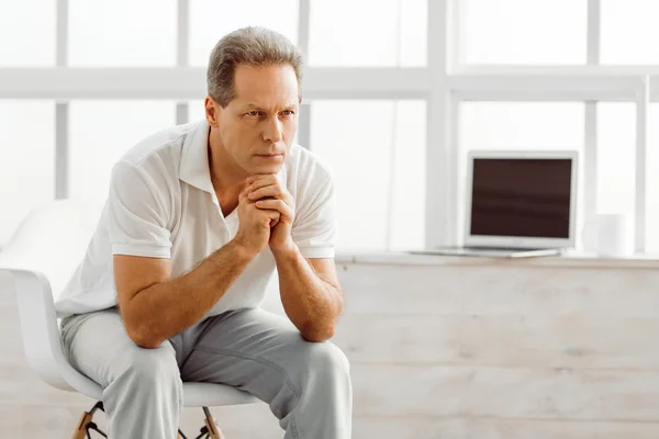 Hombre de mediana edad con gadget —  Fotos de Stock