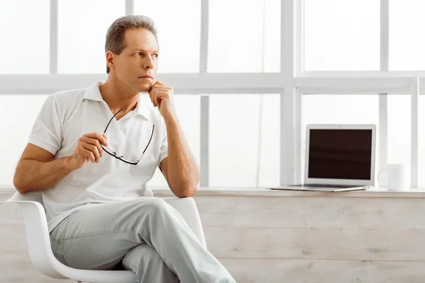 Hombre de mediana edad con gadget —  Fotos de Stock