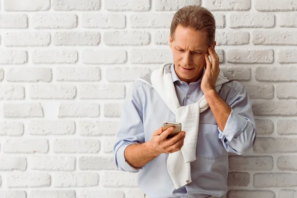 Hombre de mediana edad con gadget — Foto de Stock