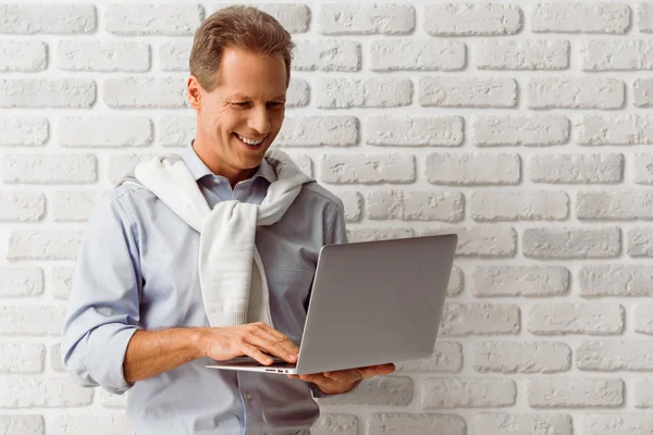 Midden leeftijd man met gadget — Stockfoto