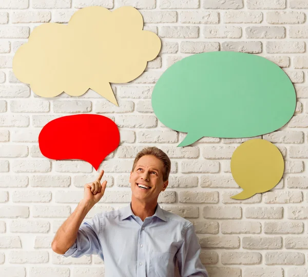 Hombre con burbujas del habla — Foto de Stock