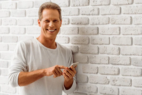 Hombre de mediana edad con gadget — Foto de Stock