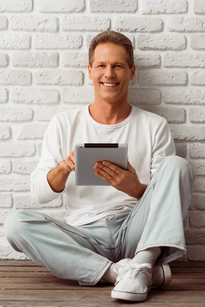 Middle aged man with gadget — Stock Photo, Image