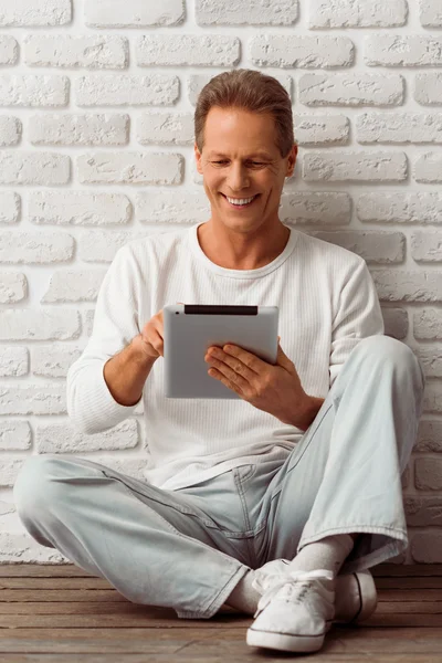 Middle aged man with gadget — Stock Photo, Image