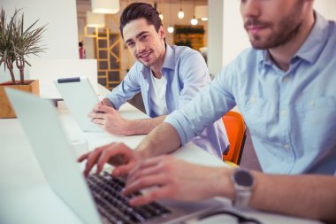 Yakışıklı erkekler çalışma