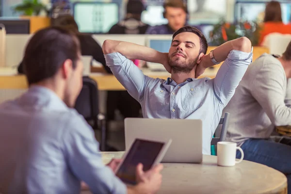 Giovani freelance che lavorano — Foto Stock