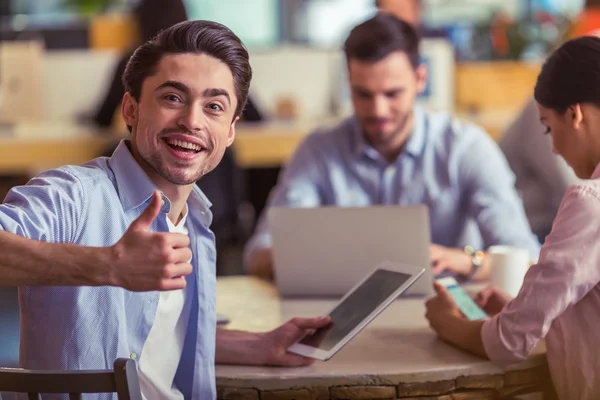 Giovani freelance che lavorano — Foto Stock