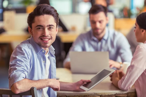 Jóvenes autónomos trabajando — Foto de Stock