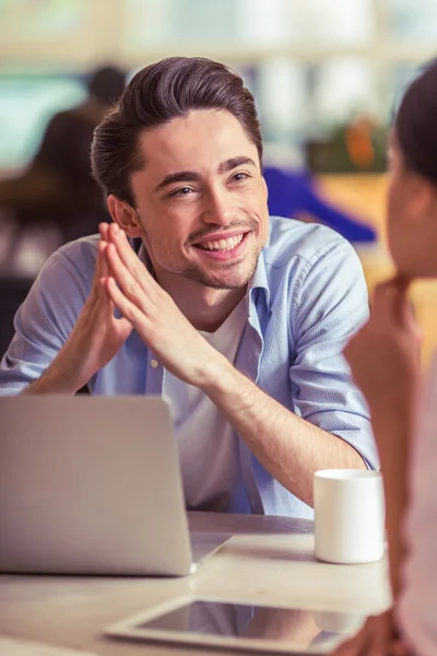 Ung frilansare arbetar — Stockfoto