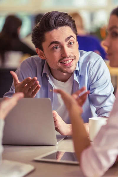 Giovani freelance che lavorano — Foto Stock