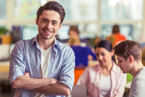 Giovani freelance che lavorano — Foto Stock