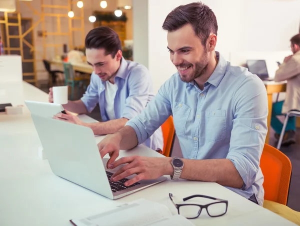 Yakışıklı erkekler çalışma