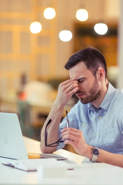 Schöner Mann, der arbeitet — Stockfoto