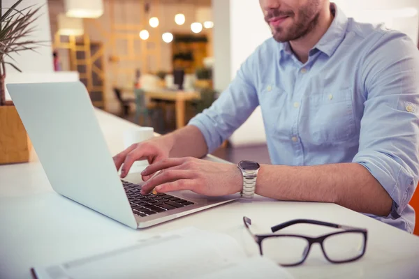 Schöner Mann, der arbeitet — Stockfoto