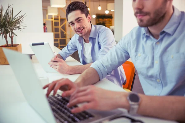 Yakışıklı erkekler çalışma