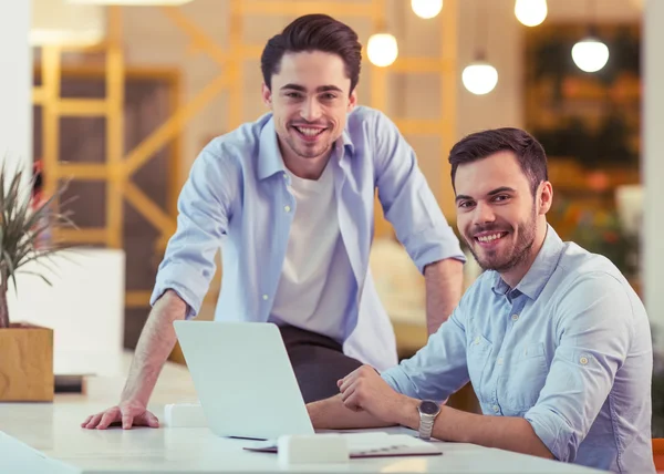 Homens bonitos trabalhando — Fotografia de Stock