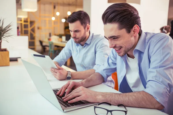 Hombres guapos trabajando — Foto de Stock