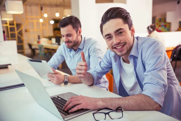 Begli uomini che lavorano — Foto Stock