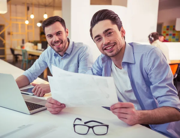 Yakışıklı erkekler çalışma