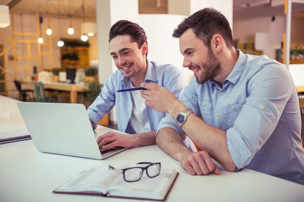 Yakışıklı erkekler çalışma