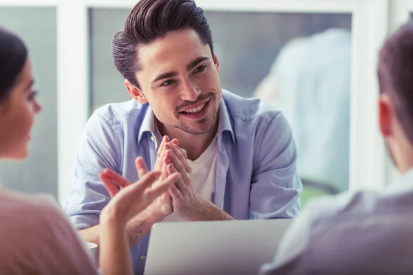 Giovani freelance che lavorano — Foto Stock