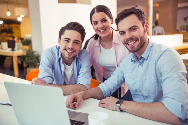 Jóvenes autónomos trabajando — Foto de Stock