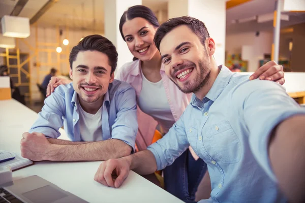 Jóvenes autónomos trabajando — Foto de Stock