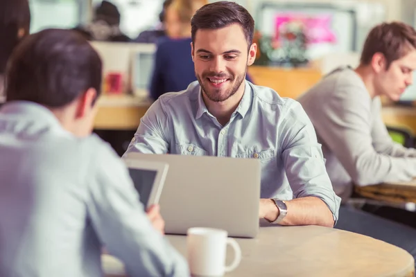 Giovani freelance che lavorano — Foto Stock