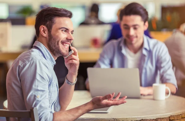 Giovani freelance che lavorano — Foto Stock