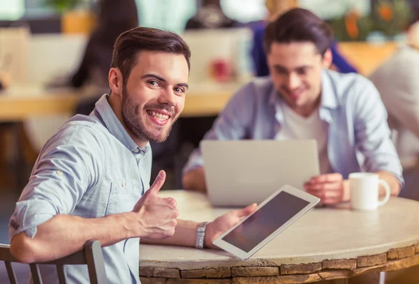 Jóvenes autónomos trabajando — Foto de Stock